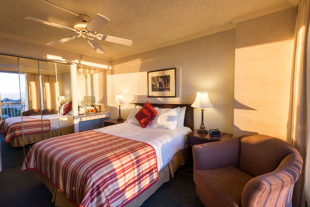 Harbour Towers Hotel & Suites Victoria Extérieur photo