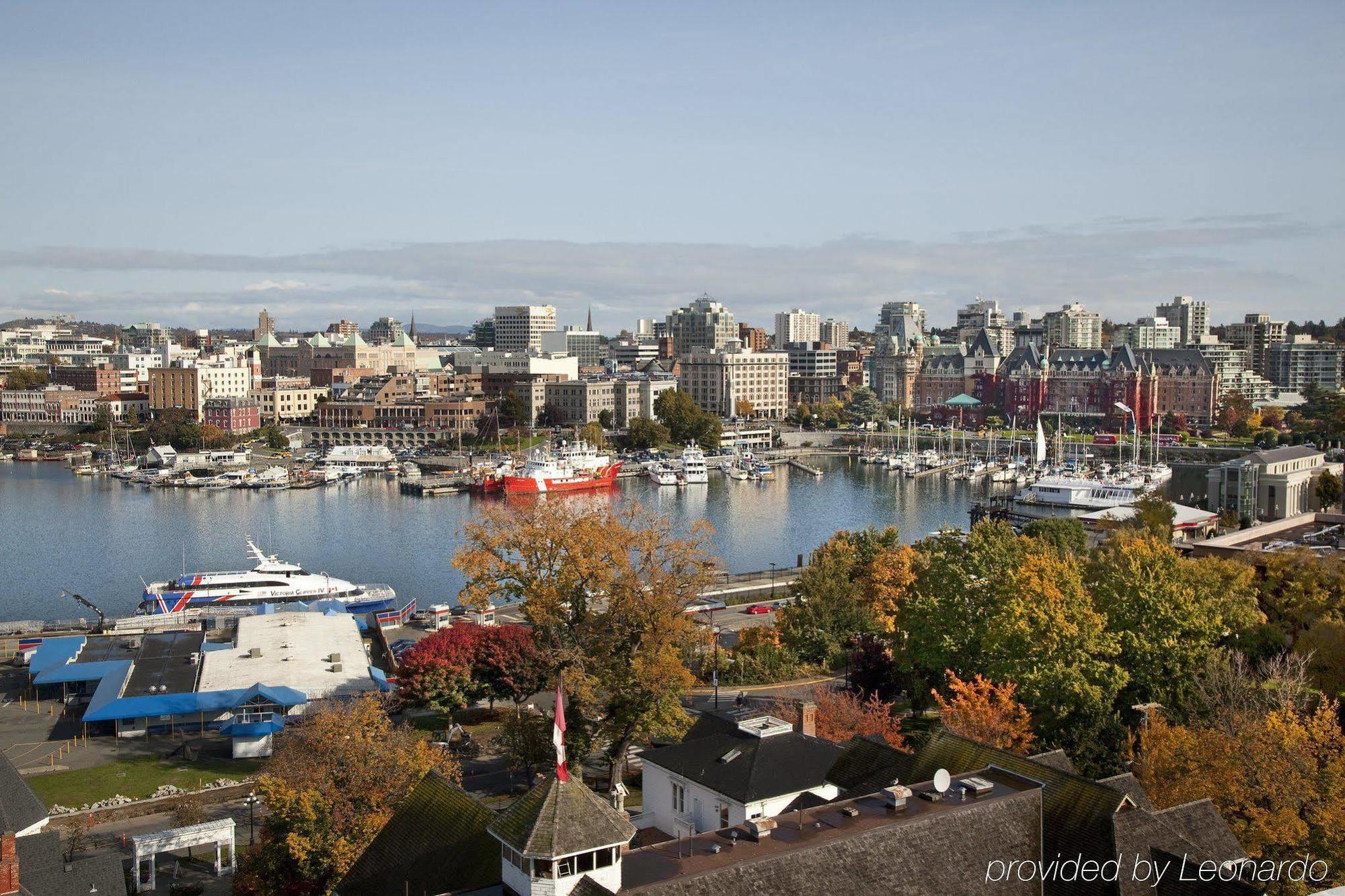 Harbour Towers Hotel & Suites Victoria Extérieur photo