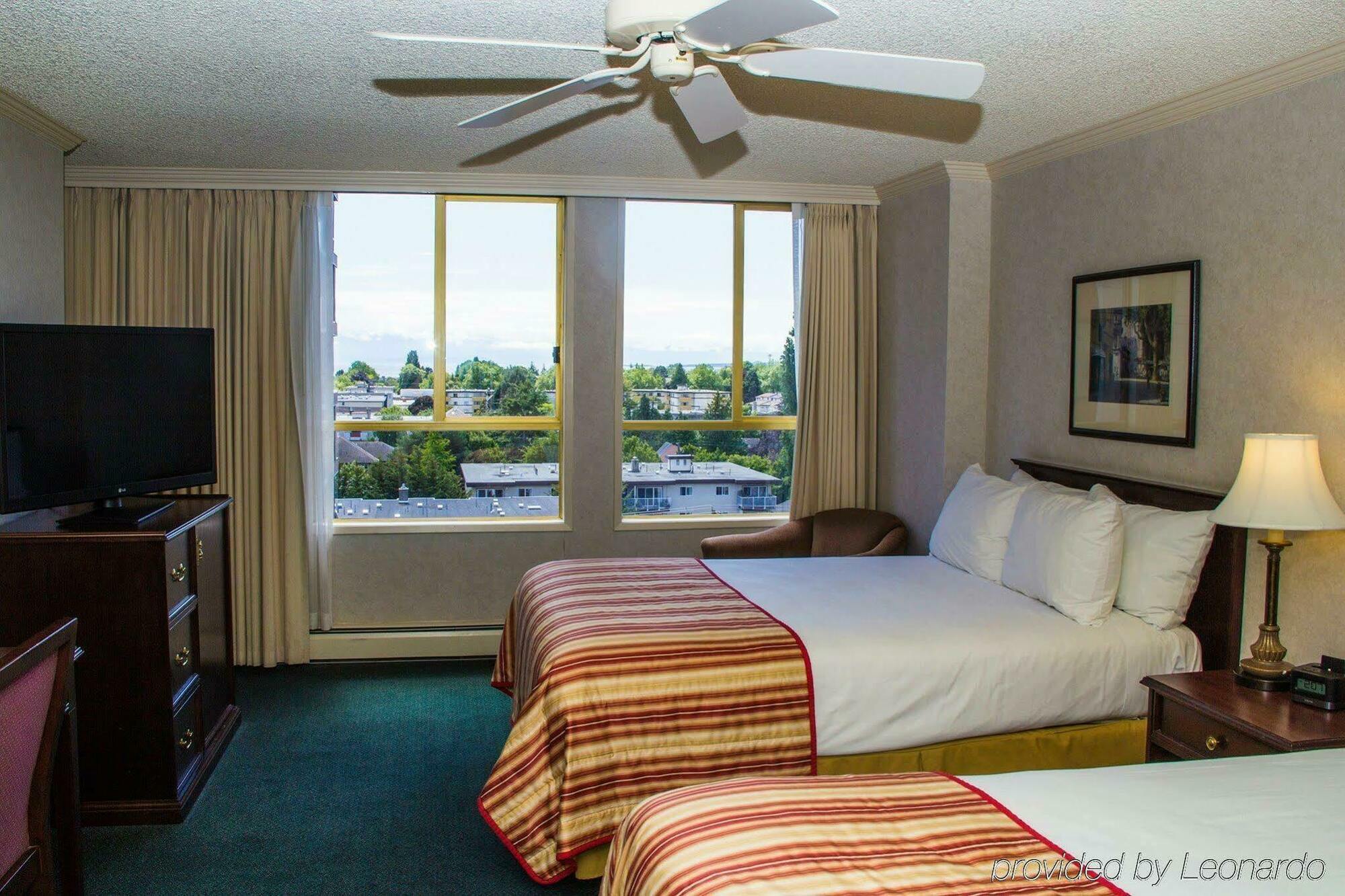 Harbour Towers Hotel & Suites Victoria Extérieur photo